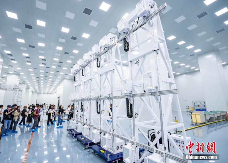 在浩瀚的宇宙探索中，航天工程师是不可或缺的关键角色。他们不仅负责设计和制造各种复杂的航天器，还确保这些设备能够在极端环境中正常运作。